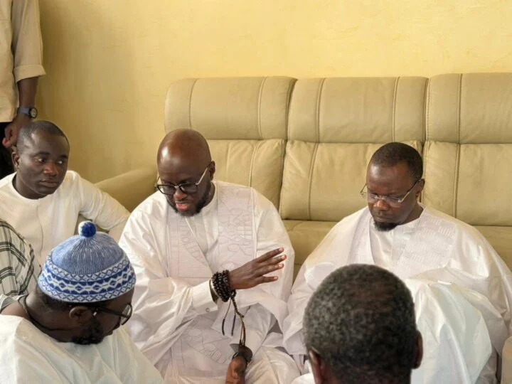 Ousmane Sonko en pleurs lors de son hommage à Serigne Cheikh Saliou Mbacké à Touba