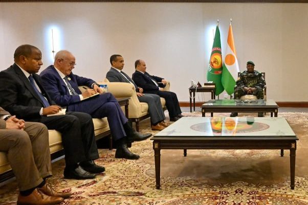 Rencontre historique entre le Premier ministre algérien et le président nigérien à Niamey