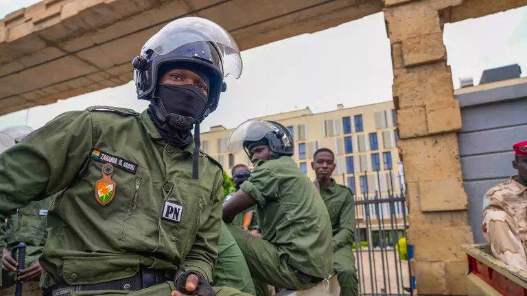 Attaque meurtrière contre l’aéroport de Niamey : bilan lourd et réponse sécuritaire en cours