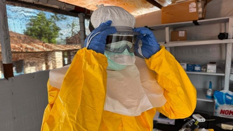 Lutte contre Ebola en RDC : immersion dans les centres de traitement de MSF