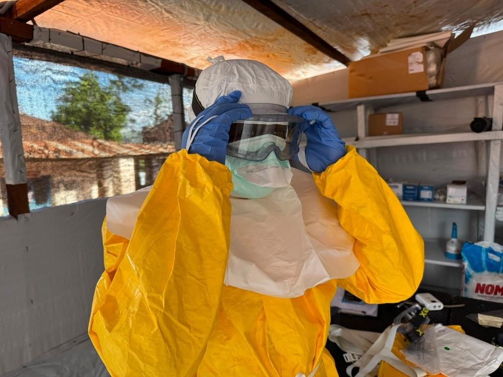Lutte contre Ebola en RDC : immersion dans les centres de traitement de MSF