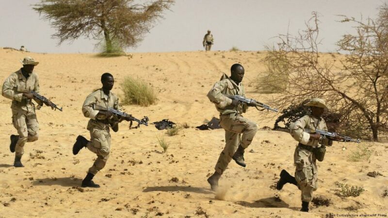 Mali propose des récompenses pour traquer les terroristes au Sahel