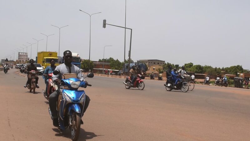 Autorisation des motos Mio sur les pistes cyclables au Burkina Faso : entre progrès et inquiétudes
