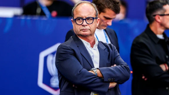 Luis Campos, directeur sportif du PSG, en discussion