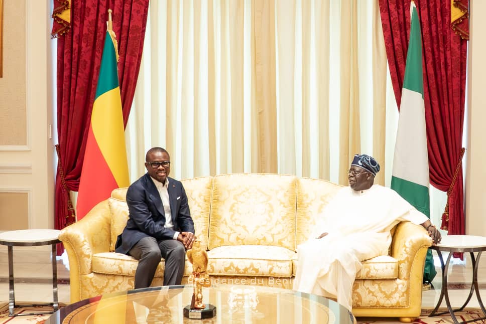 Le président béninois Romuald Wadagni et son homologue nigérian Bola Ahmed Tinubu lors d'une réunion diplomatique