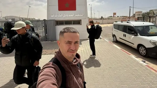 Une manifestante âgée brandissant un drapeau du Sahara occidental lors d'une manifestation pour l'indépendance