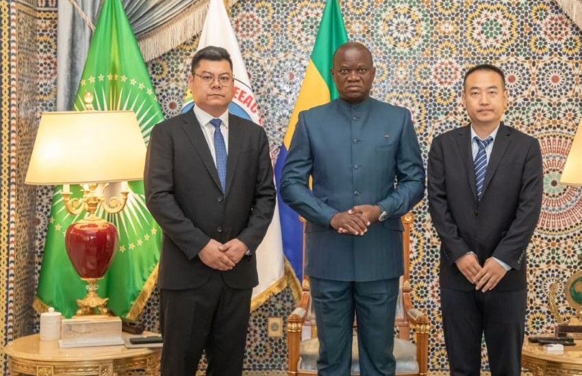 Le président gabonais Brice Clotaire Oligui Nguema entouré de la délégation de COVEC dirigée par Zhu Junbo