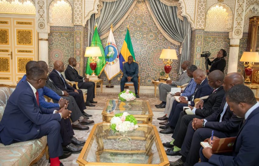 Le président gabonais Brice Clotaire Oligui Nguema en discussion avec Idrissa Nassa, PDG du Groupe Coris Bank