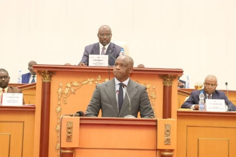 Hermann Immongault s'adressant aux députés gabonais