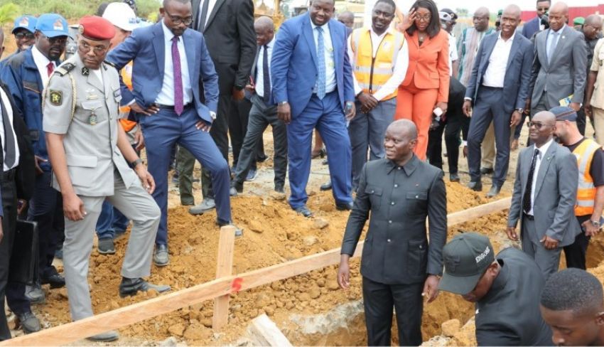 Le président gabonais Oligui Nguema lors de l'inauguration d'un chantier de logements