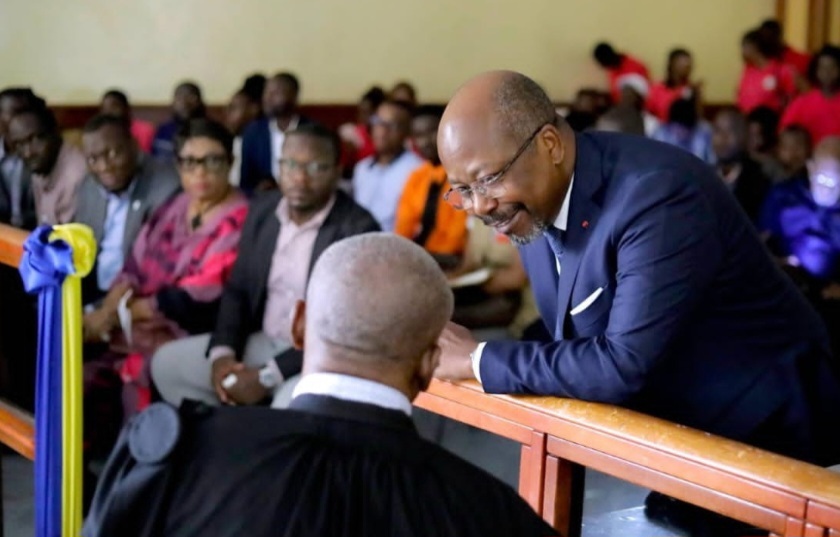 Alain-Claude Bilie By Nze et son avocat lors d'une audience
