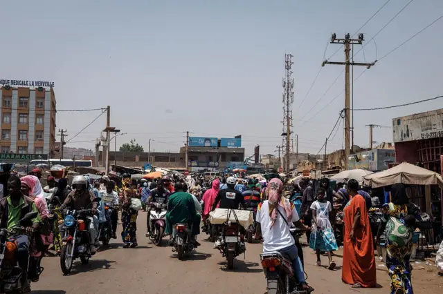 Scène de marché animé au Mali