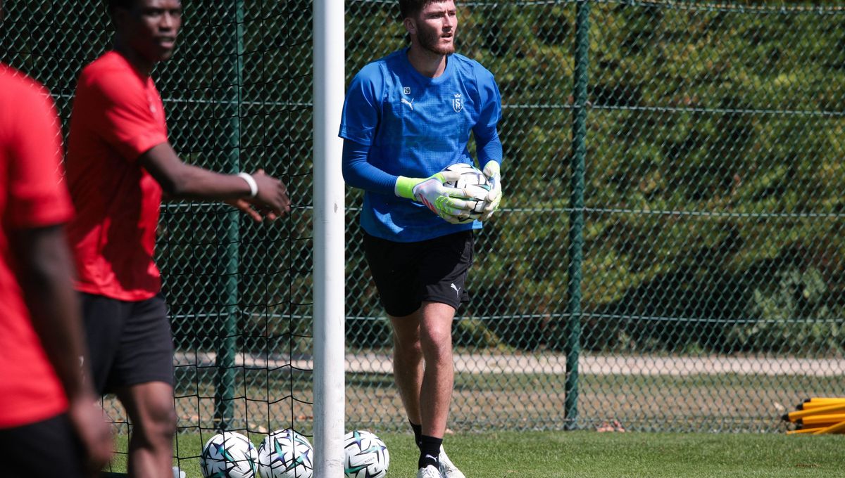 Ewen Jaouen, gardien du Stade de Reims, en action