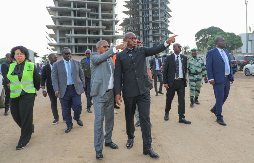 Le président du Gabon en visite sur les chantiers du front de mer à Libreville