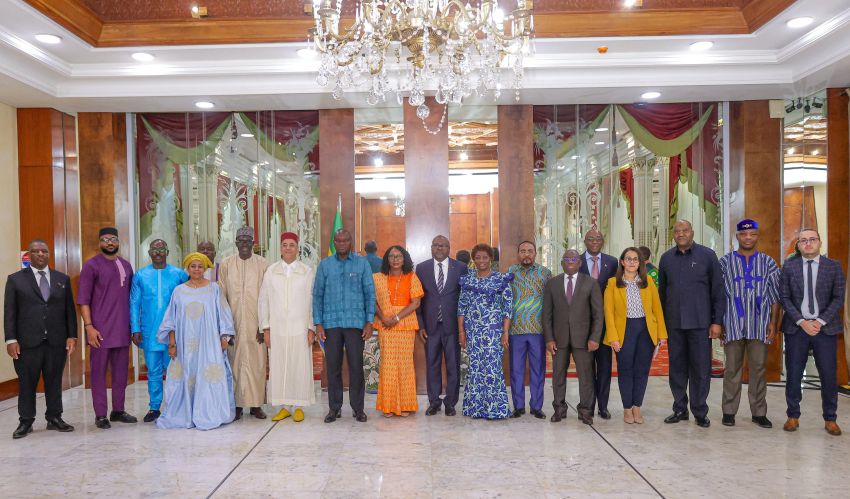 Le Président Oligui Nguema entouré de diplomates africains