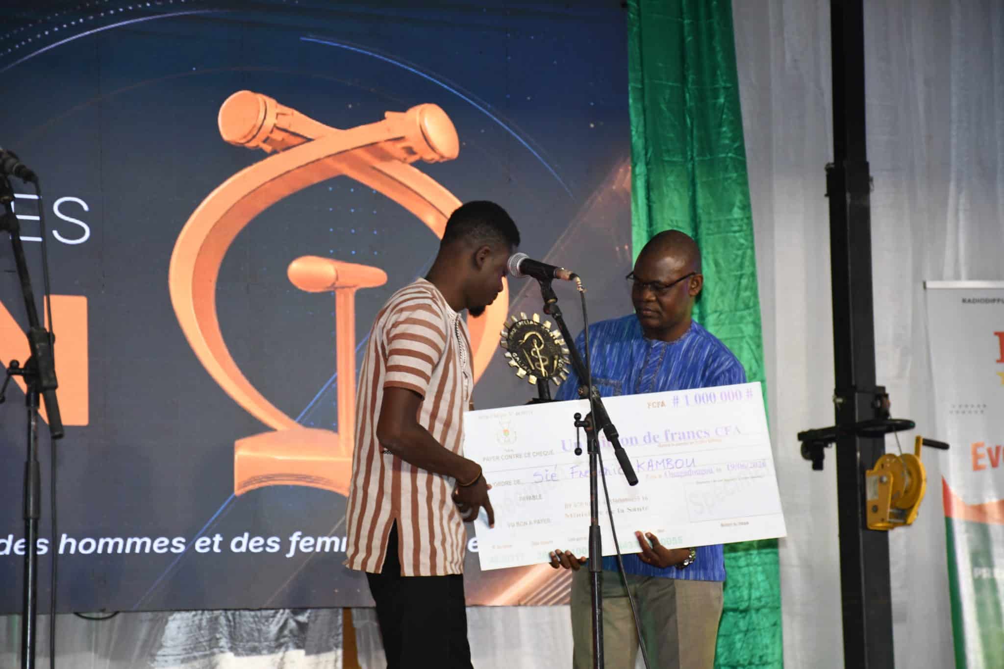 Sié Frédéric Kambou recevant son trophée aux Galian 2026