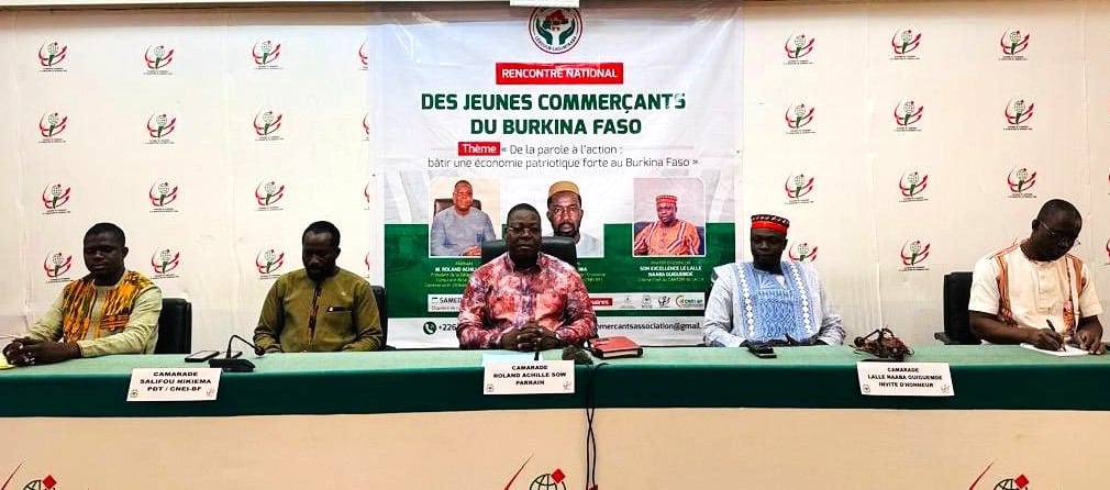Groupe de jeunes commerçants burkinabè lors de la rencontre nationale