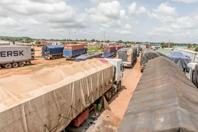 Longue file de camions bloqués à la frontière entre le Bénin et le Niger à Malanville