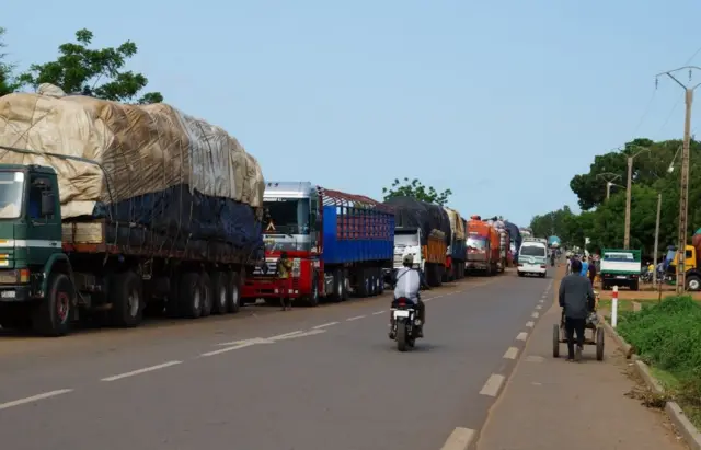 Délégation nigérienne et béninoise lors des discussions à Cotonou pour la réouverture de la frontière
