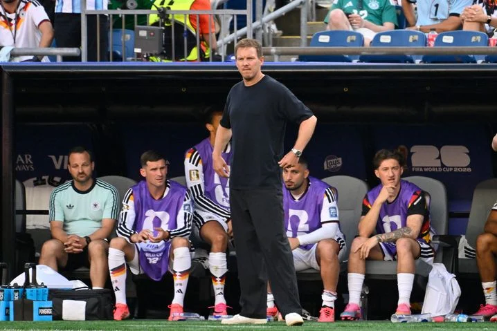 Julian Nagelsmann devant le banc des remplaçants.