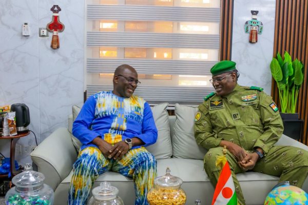 Rencontre stratégique à Niamey : le général Toumba accueille Bassolma Bazié pour l&rsquo;AES