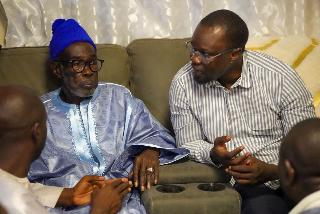 Décès de serigne ab dou bakhi mbacké : sonko présente ses condoléances