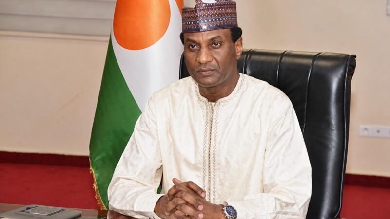 La précarité des dirigeants civils sous les juntes au Niger : le cas de lamine zeine
