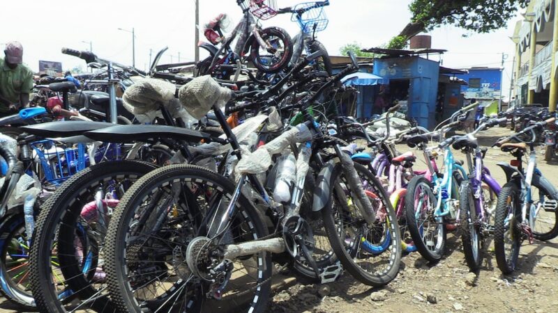 Bamako: le marché de Médine, là où tout se fabrique et tout se vend