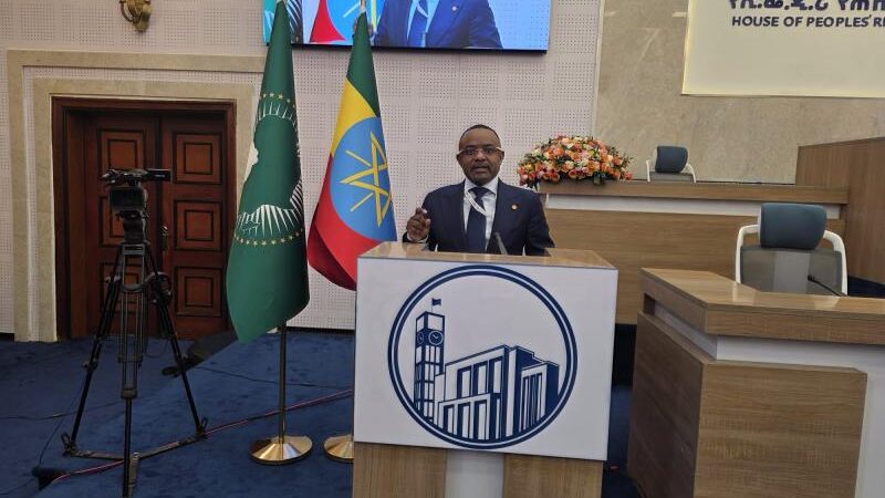 « Coup d&rsquo;État militaire, coup d&rsquo;État constitutionnel » : le sénateur Salomon Kalonda interpelle l&rsquo;Afrique depuis Addis