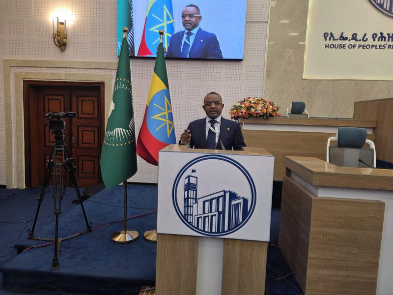 « Coup d&rsquo;État militaire, coup d&rsquo;État constitutionnel » : le sénateur Salomon Kalonda interpelle l&rsquo;Afrique depuis Addis