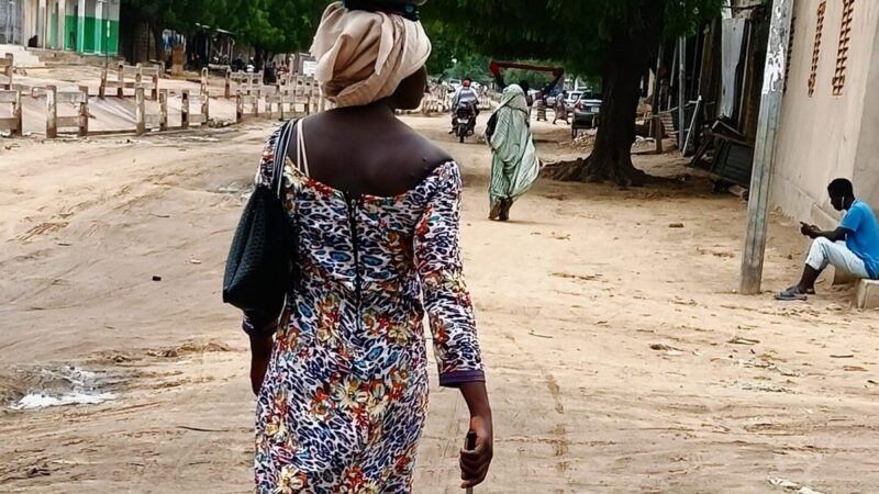 À N’Djamena, Léa vend du manioc pour assurer son avenir scolaire