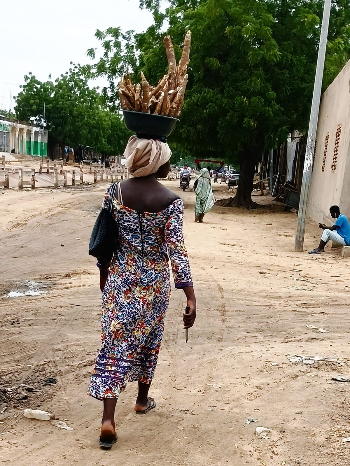 À N’Djamena, Léa vend du manioc pour assurer son avenir scolaire