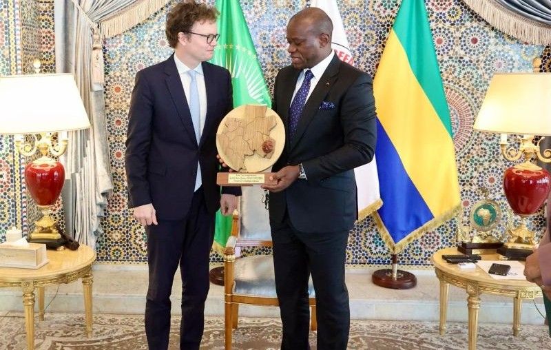 Rencontre entre le président gabonais Brice Clotaire Oligui Nguema et l’ambassadeur britannique Simon Day au Palais présidentiel