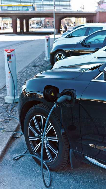 Un SUV hybride rechargeable stationné à une borne de recharge de rue. (GETTY)