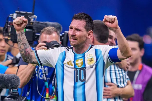 Lionel Messi, capitaine de l’Argentine, célébrant une victoire après un match serré contre l’Égypte lors des huitièmes de finale.