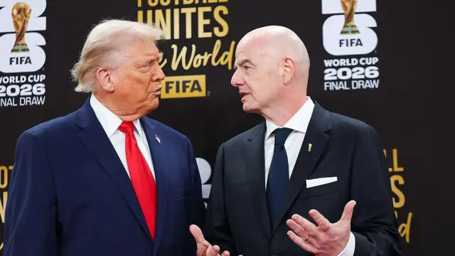 Donald Trump et Gianni Infantino, président de la fifa, discutant lors d’un événement lié à la coupe du monde 2026.