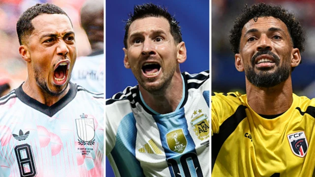 Le Belge Youri Tielemans, l'Argentin Lionel Messi et le gardien capverdien Vozinha célébrant leurs performances lors de la coupe du monde 2026.