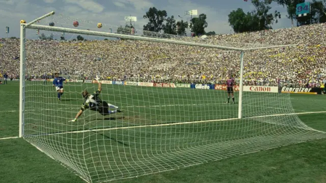 Roberto Baggio, légende italienne, rate son penalty en finale de la coupe du monde 1994, offrant la victoire au brésil.