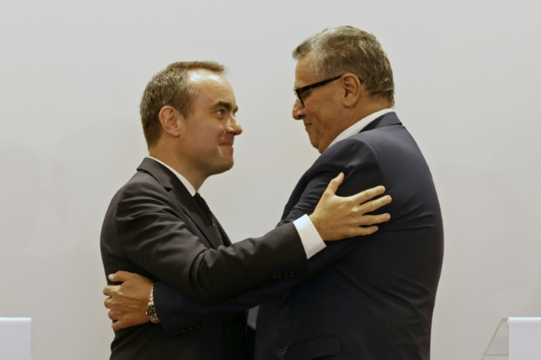 Sébastien Lecornu et Aziz Akhannouch lors d'une accolade à l'issue d'une conférence de presse