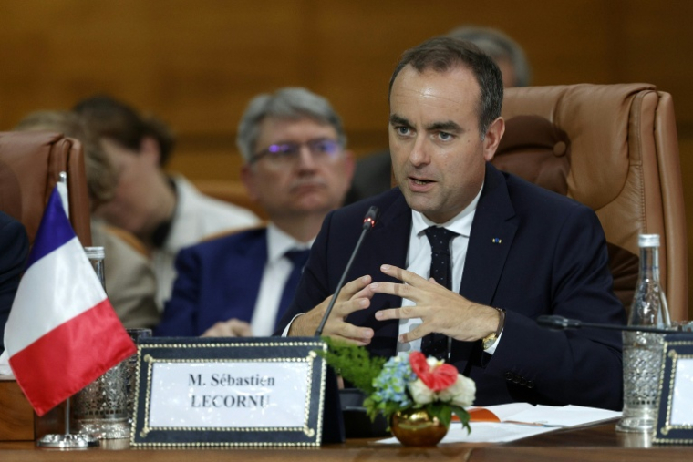 Sébastien Lecornu prenant la parole lors d'une séance plénière avec des ministres marocains