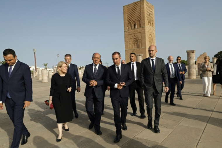 Sébastien Lecornu arrivant avec sa délégation au Mausolée royal de Rabat