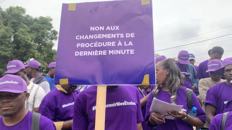 Étudiant camerounais préparant ses documents pour un visa vers la France