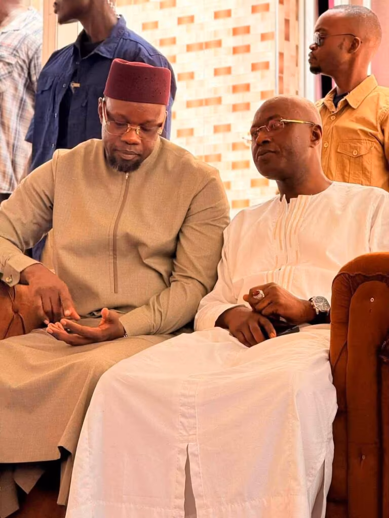 Ousmane Sonko aux côtés de Diamil Sané pendant les condoléances