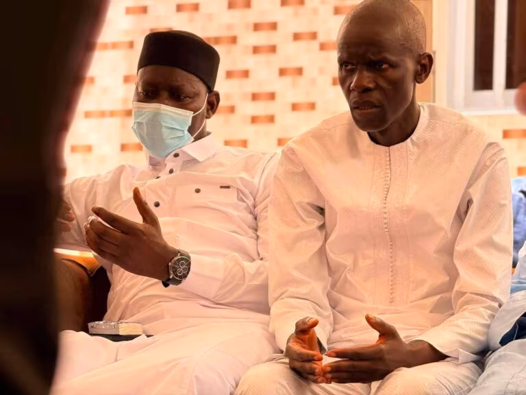 Diamil Sané recevant les condoléances d'Ousmane Sonko