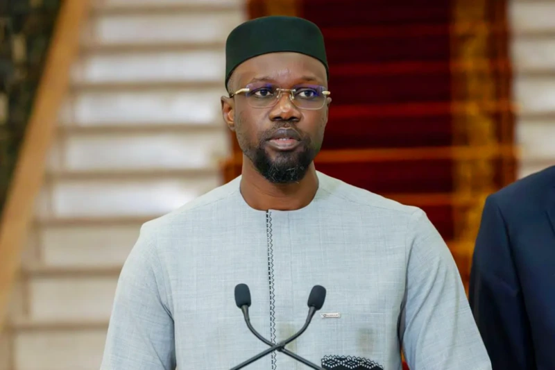 Ousmane Sonko lors d'un hommage à un guide religieux
