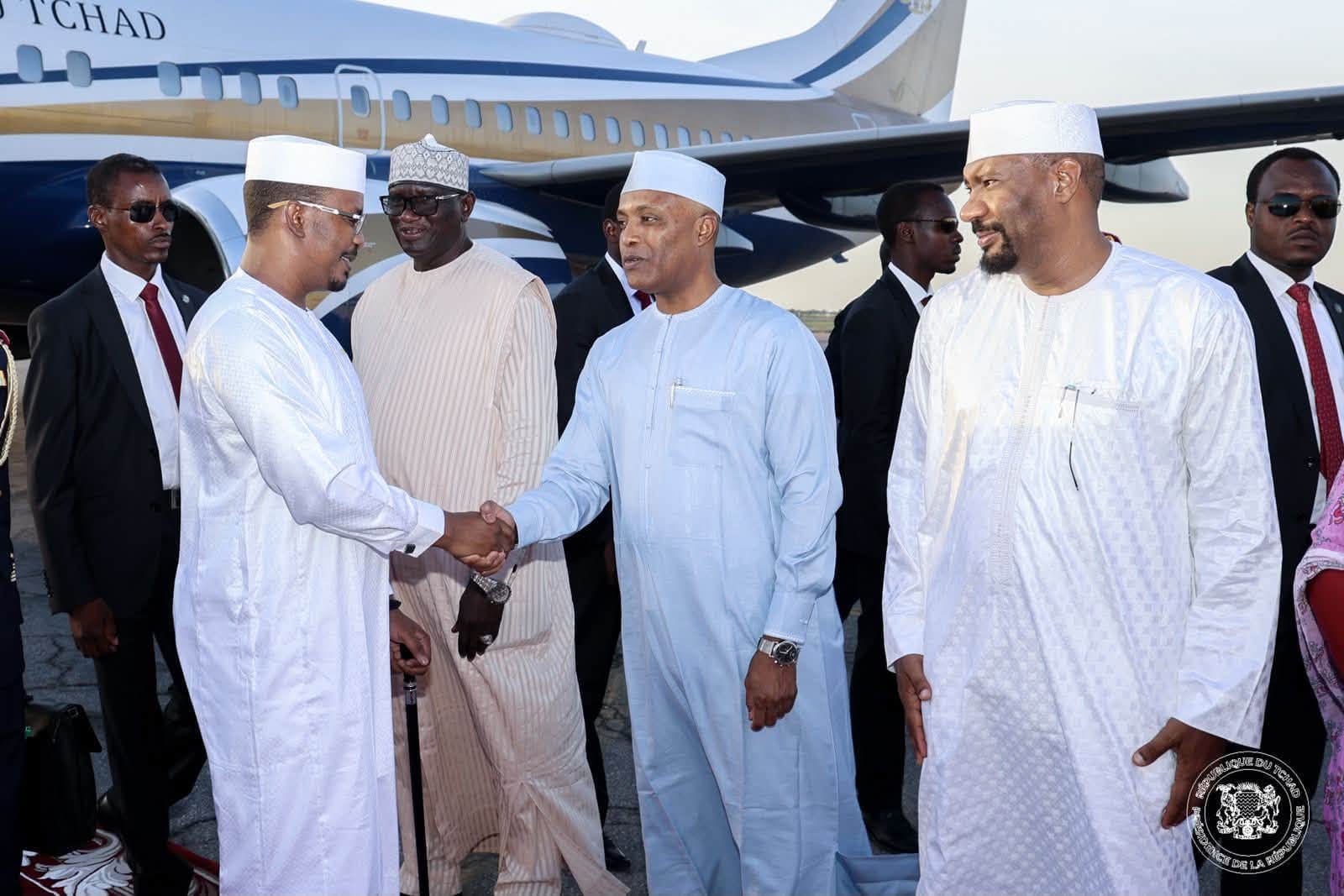 Photo d'accueil du président tchadien à N'Djamena