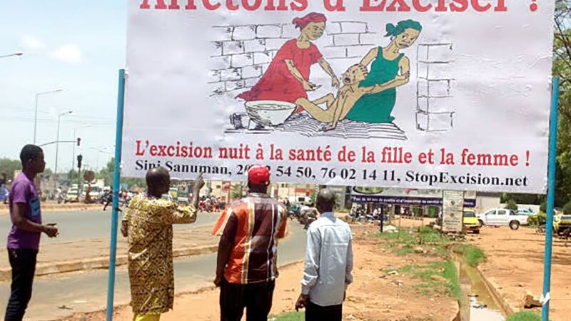 Au Mali, la gestion délicate du débat sur l&rsquo;excision par Assimi Goïta