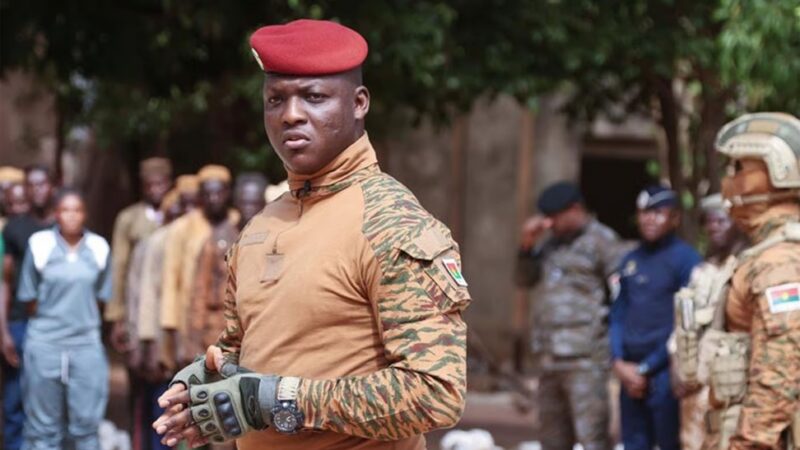 Burkina Faso : les journalistes formés au maniement des armes pour soutenir l&rsquo;effort de guerre