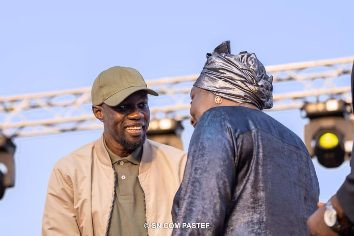 Rassemblement politique à Méouane avec Aminata Touré Aminata Touré s’exprime lors d’un rassemblement politique à Méouane