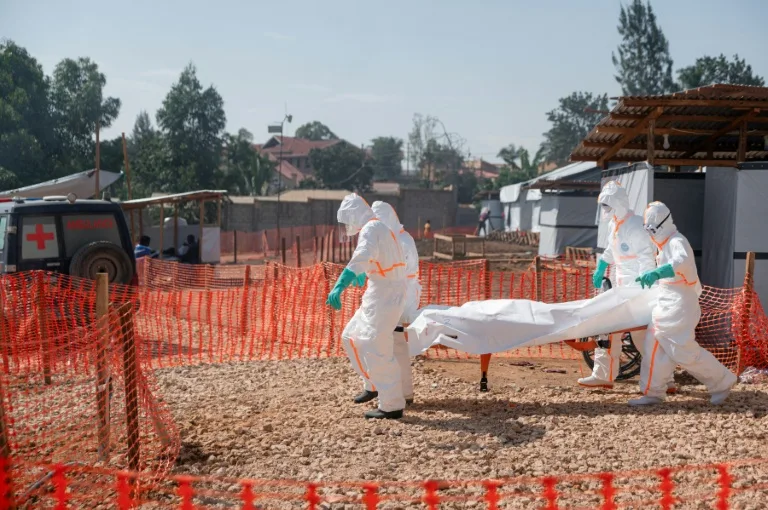 Infirmier en combinaison de protection lors d'une intervention contre Ebola en RDC